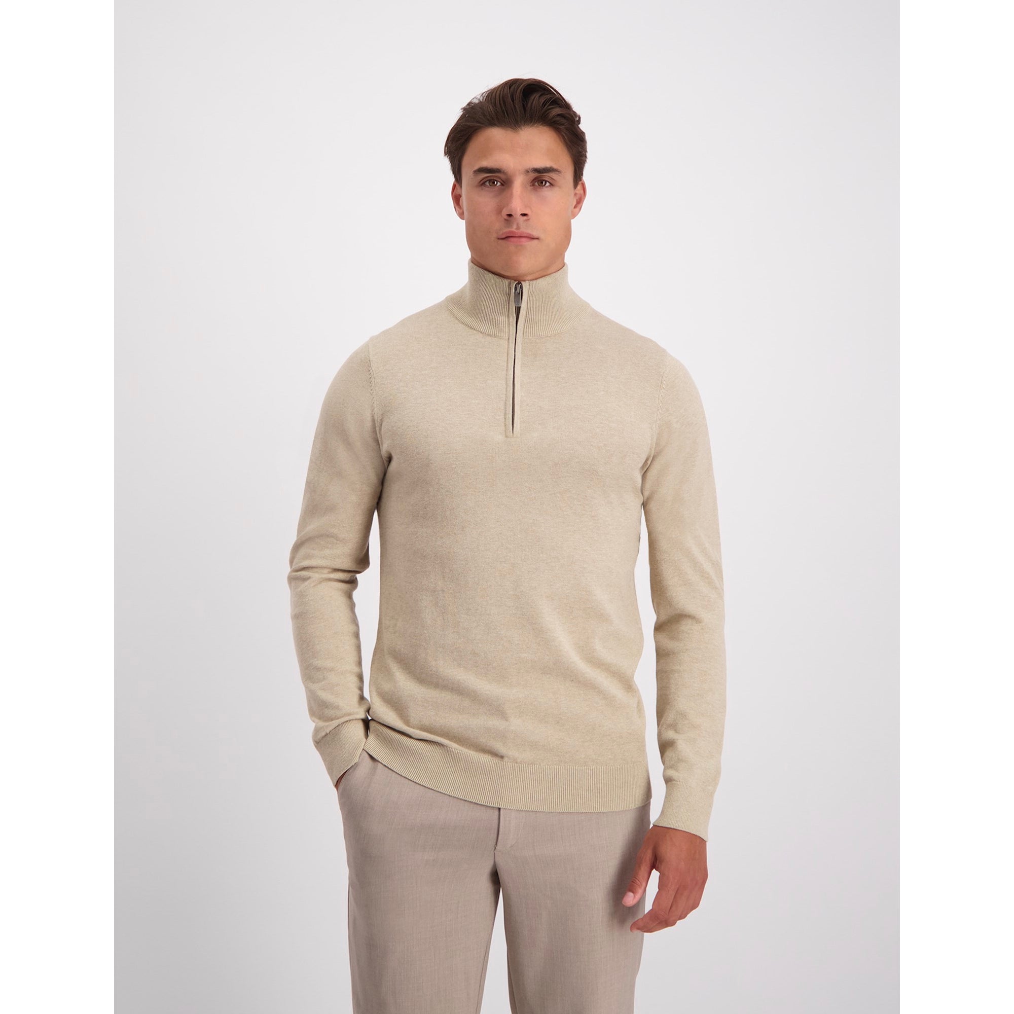 De half zip trui BEIGE MELANGE met lange mouwen van Saint Steve is een echte must have. Het model CAS is perfect te combineren met een overhemd eronder. Bovendien kun hem met deze kwaliteit het hele jaar door dragen. De knit is namelijk gemaakt van 100% katoen, waardoor het extreem zacht aanvoelt. Shop jij deze half zip trui nu?