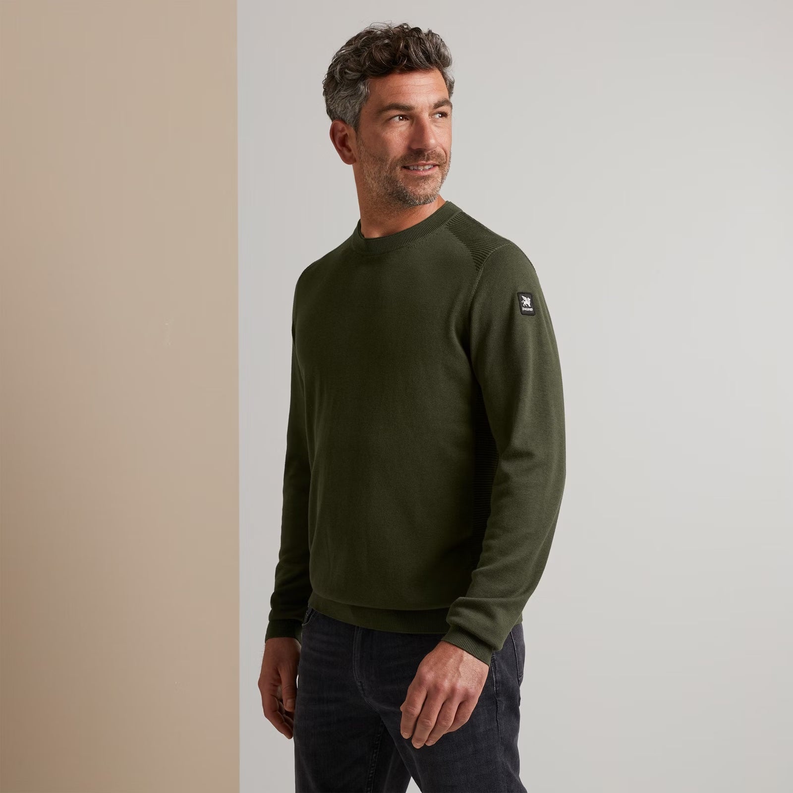 Deze fijngebreide Vanguard trui met een dubbele kraag is uitgevoerd in comfortabel katoen modal. Het ribdetail langs de schouder verwijst naar onze iconische biker jackets. De tijdloze Vanguard details maken deze stijl helemaal compleet. Combineer deze trui met onze jeans of chino&