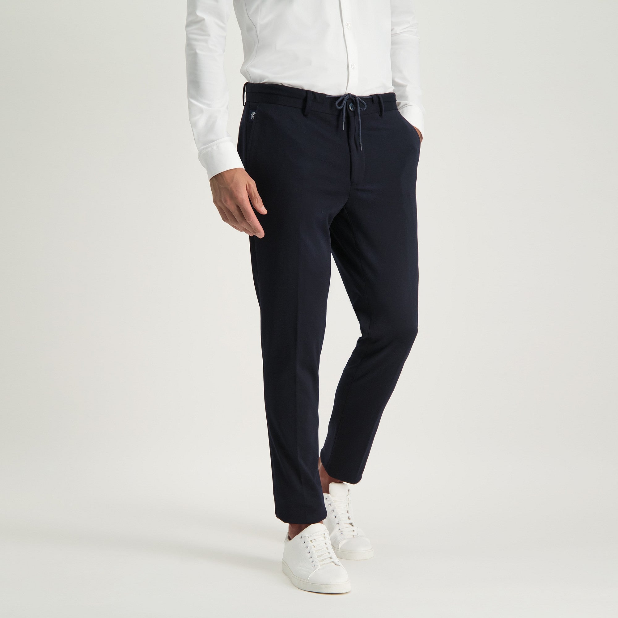 Dit is de kenmerkende Chino van Blue Industry. Een moderne benadering van een klassieke pantalon. Subtiele details verwijzen naar de pantalon terwijl de pasvorm en uitstraling modern blijven. Met precies genoeg stretch en een binnenkant die is afgewerkt met gebiesde naden en een gevoerde tailleband. Uitgevoerd met riemlussen en tevens een koord in de band. Deze chino is uitgevoerd in de travel kwaliteit. Dat betekent dat de stof heel flexibel is, waardoor de broek veel comfort biedt.