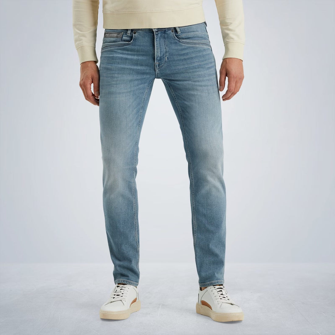 De nieuwste fit van PME Legend: de Skyrak jeans. Deze jeans heeft een regular fit die vergelijkbaar is met die van de PME Legend Nightflight jeans, maar boven net iets ruimer zit. Hij is uitgevoerd in een zachte denim met comfort stretch. Unieke details, zoals de siliconen rand op de voor- en achterzakken geïnspireerd op de vorm van een propeller, geven deze jeans een kenmerkende, maar moderne PME Legend uitstraling.