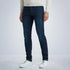 De PME Legend Tailwheel jeans is een gedetailleerde slim fit jeans met een smalle pijp. De mix van katoen en elastaan geeft de broek een zacht en comfortabel gevoel. De zachte left hand structuur zorgt voor extra draagcomfort. Deze PME legend spijkerbroek heeft een subtiele, blauwe DDS (Dark Denim Shade) wassing en mooie whiskers op de bovenbenen. Beide voorzakken worden verstevigd met een kenmerkend stuk jeans. De PME Legend borduursels op de coin pocket en de rechter achterzak maken het design af.