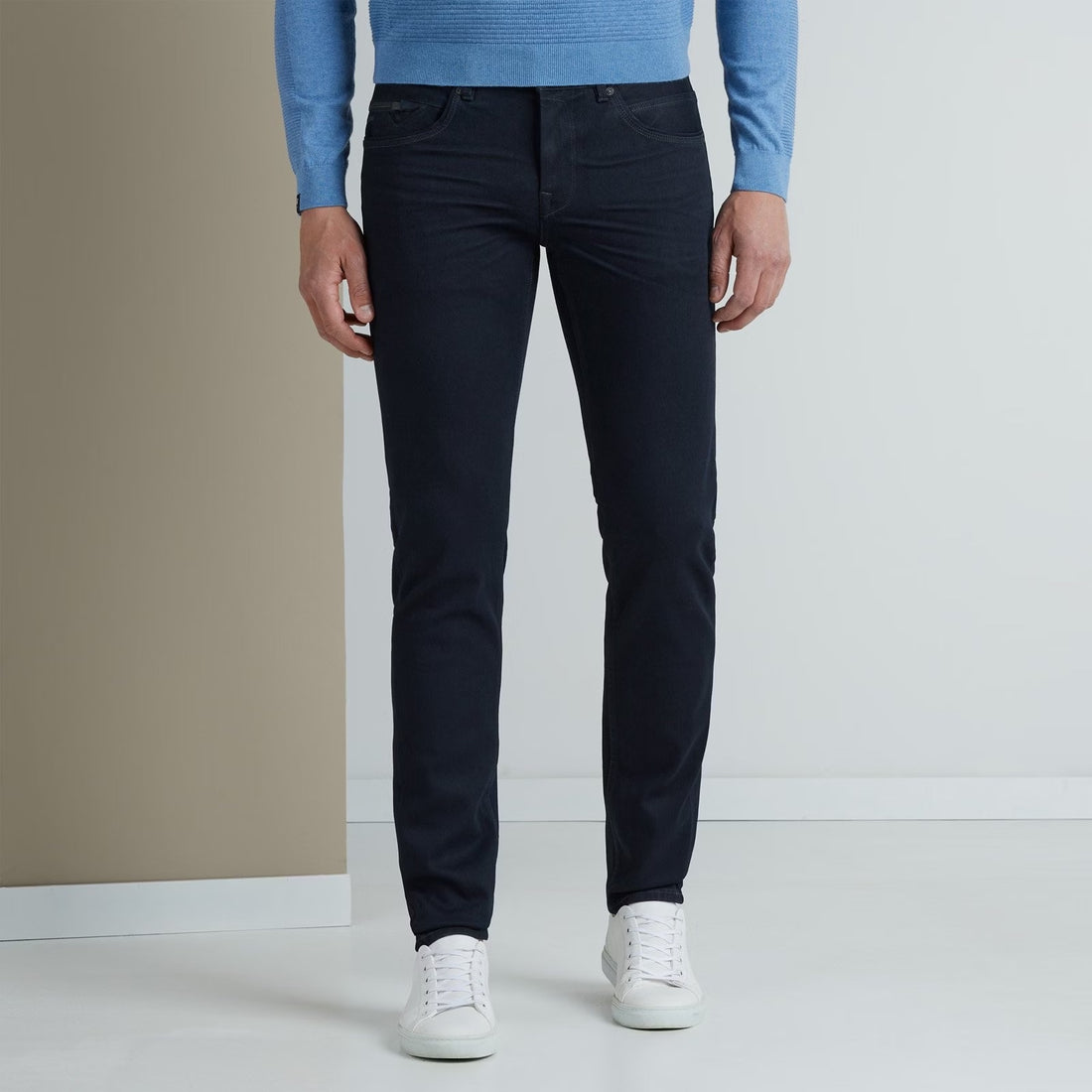De iconische V850 slim fit jeans, uitgevoerd in de bekende bi-stretch kwaliteit, biedt ultiem draagcomfort. Met deze jeans kun je alle kanten op. De stijlvolle kleur maakt hem gemakkelijk te combineren. De tijdloze Vanguard details maken deze stijl helemaal compleet.