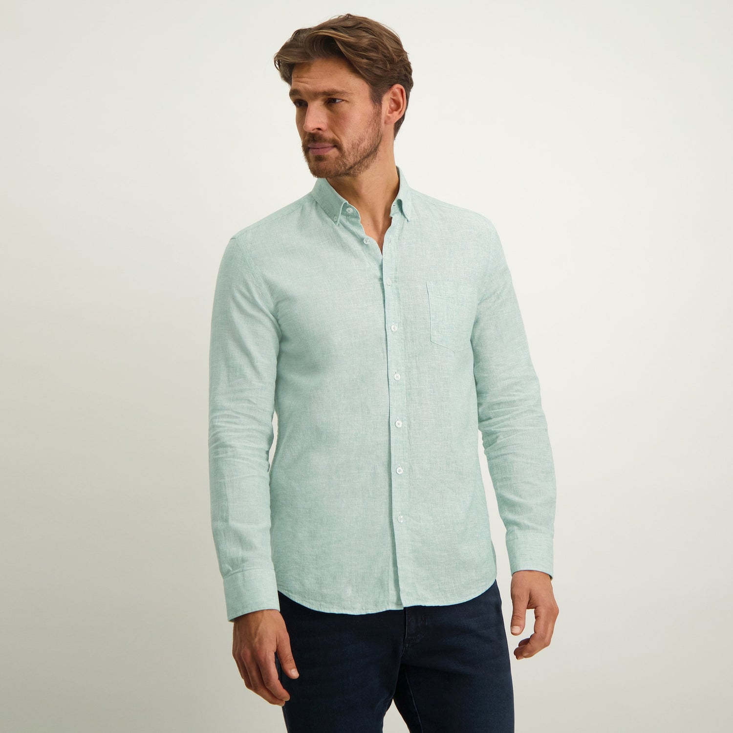 Met dit gemêleerde overhemd van een linnen-mix heb je ademende en sterke eigenschappen gecombineerd. Het overhemd beschikt over een regular fit, een button-down kraag en een borstzak.